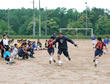 京都パープルサンガの選手から指導を受ける子どもたち（はつらつサッカー教室）