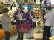 岡山県内のスーパーで京野菜の販促活動を展開する京野菜部会女性部役員