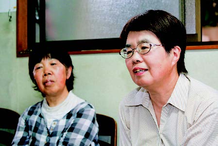生産者の伊達笑子さん（手前）と山本夏江さん